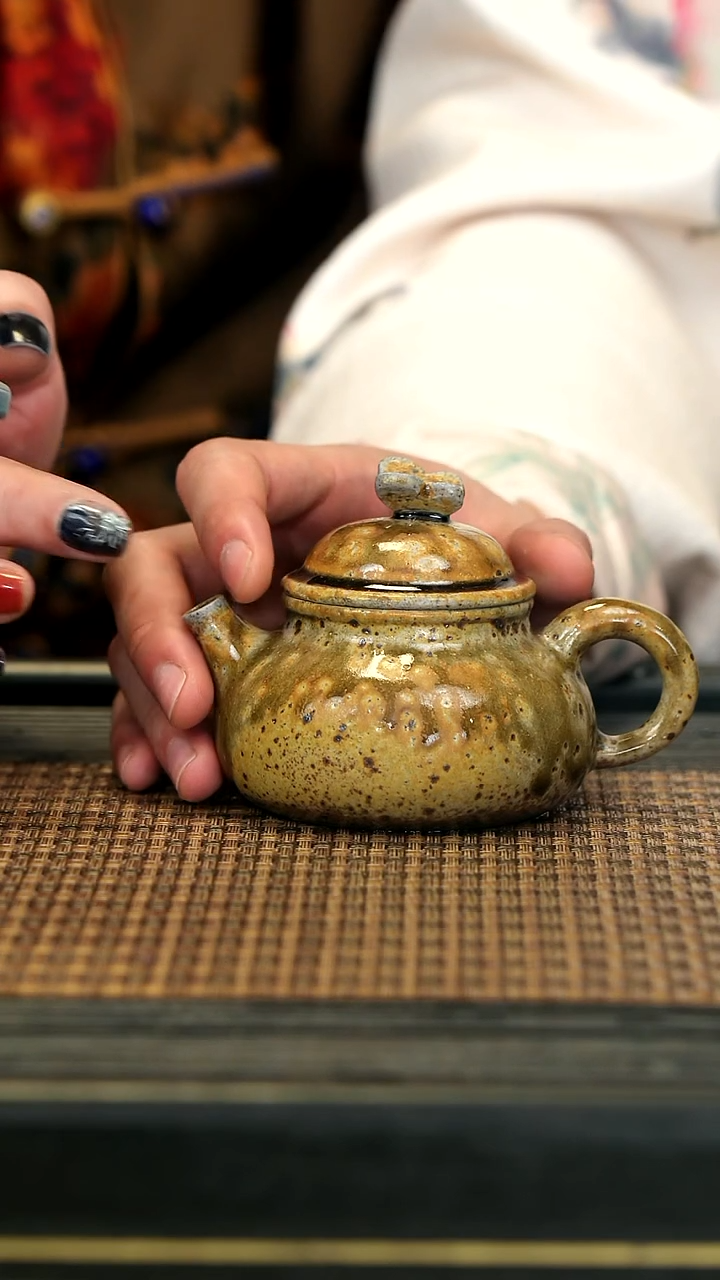 【闪购商品】紫砂茶壶GFY46金丝楠柴烧 蝴蝶容天