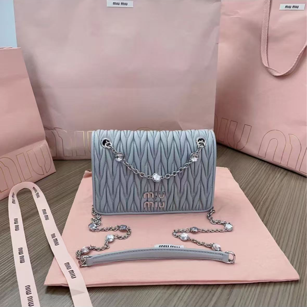 95新 MIU MIU/缪缪 GGS褶皱宝石链条woc蓝色银扣单肩包67703004