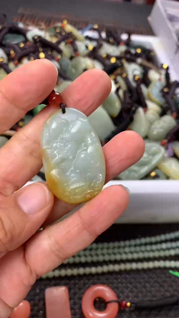 【闪购商品】和田玉颈饰未镶嵌多样性发货没有证书拍一发一有瑕