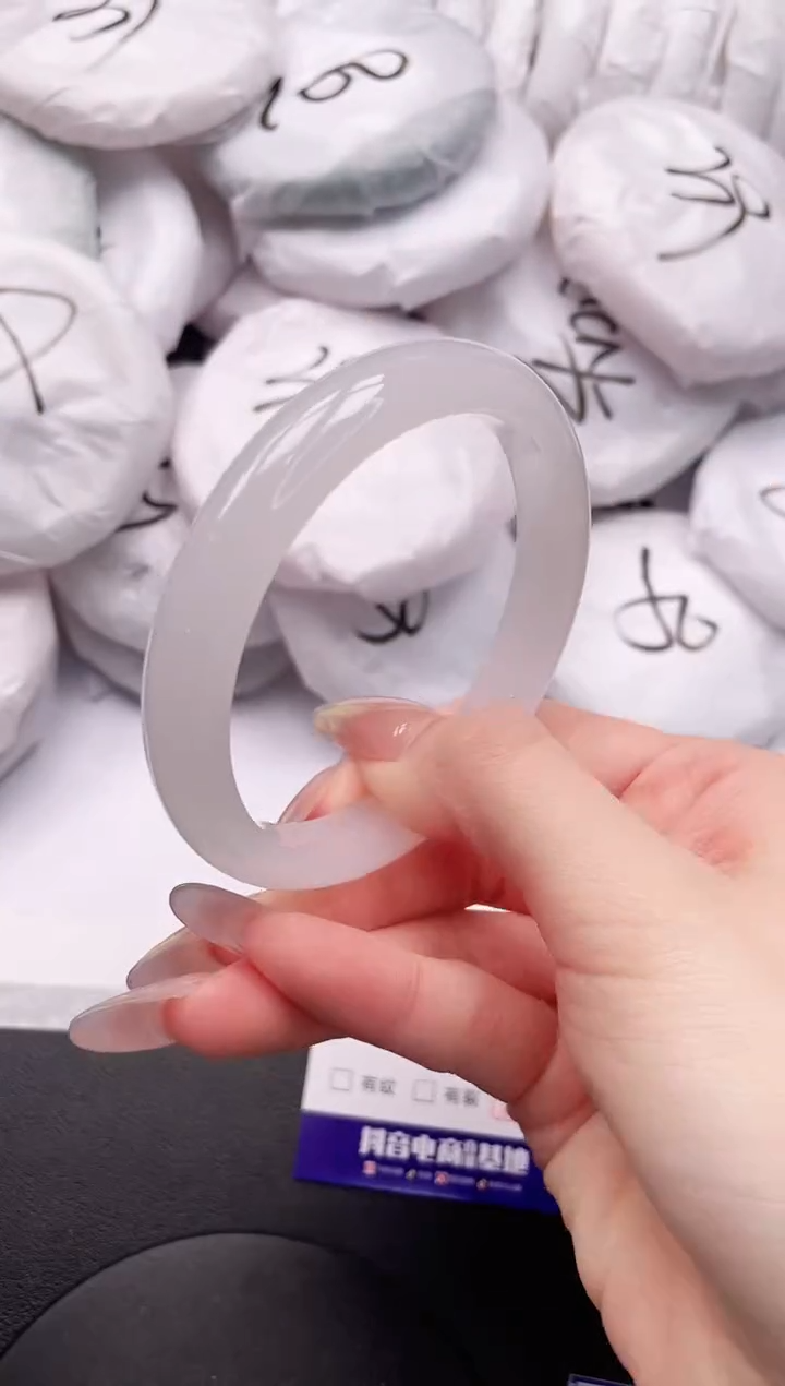 【闪购商品】石英质玉手镯未镶嵌15K11-61