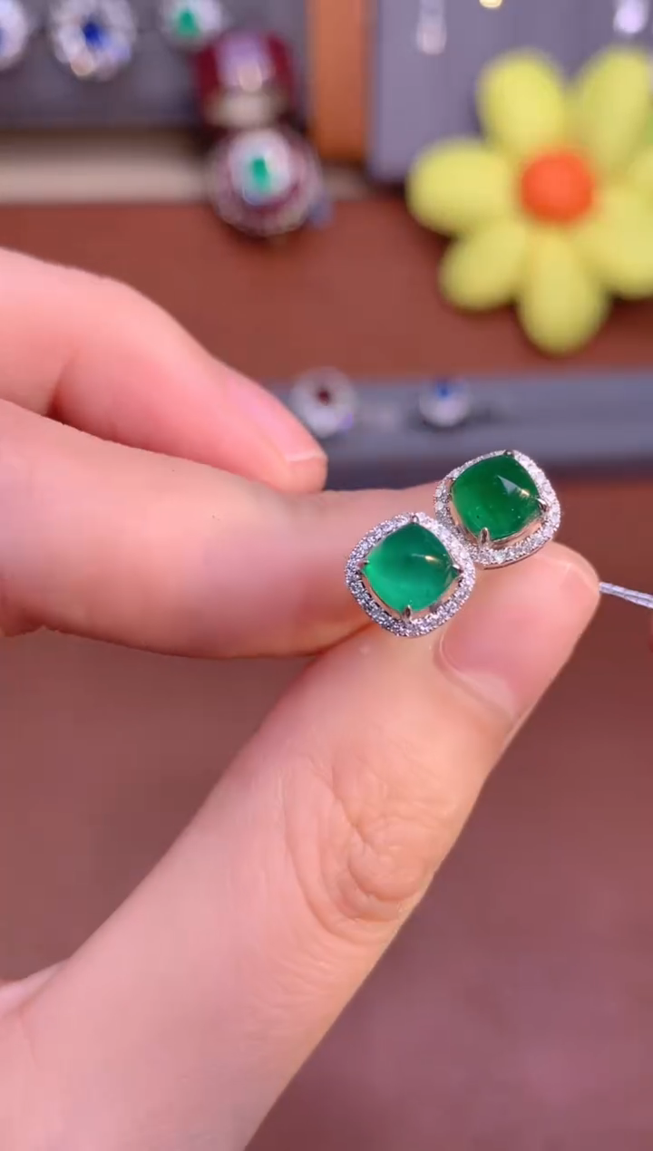 【闪购商品】祖母绿耳钉18K金镶嵌1.0CT