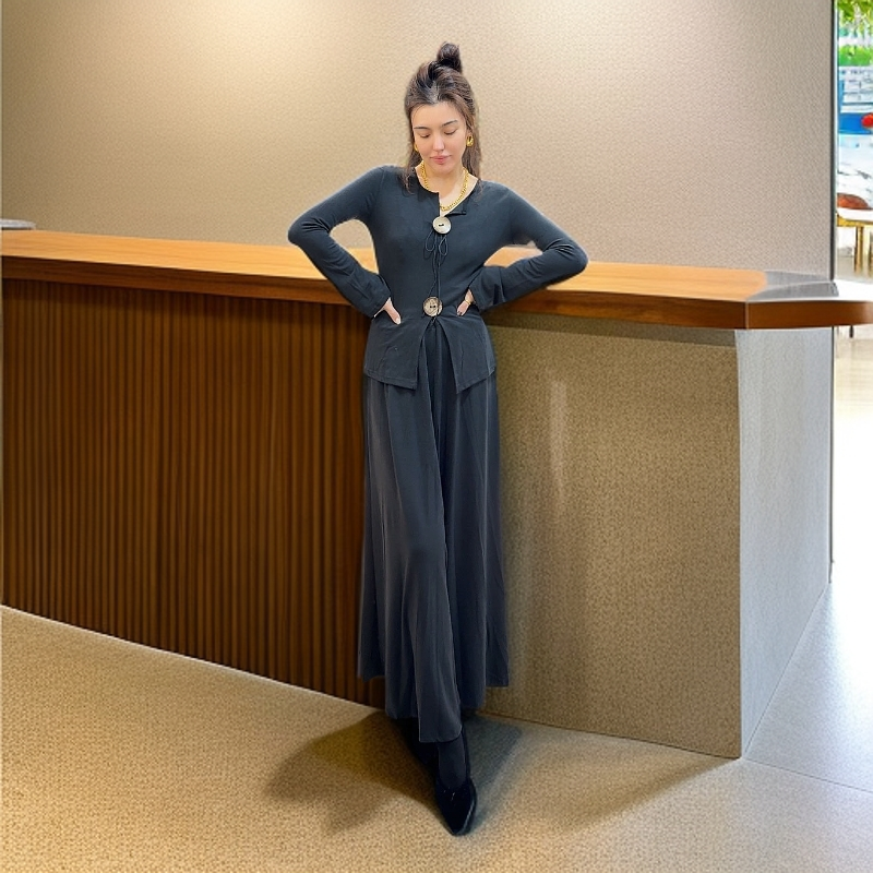 Nim Qerayleh 优雅半裙套装