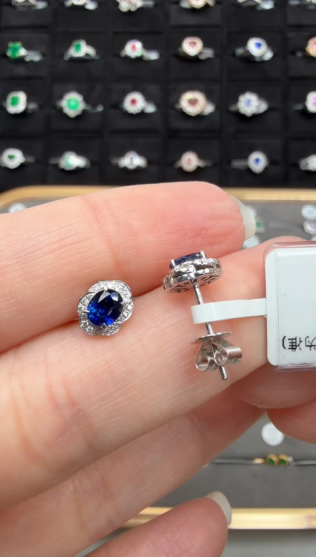 蓝宝石耳饰18K金镶嵌蓝宝石共0.76克拉