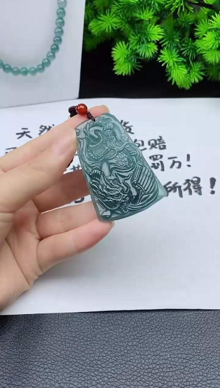 翡翠未镶嵌颈饰 