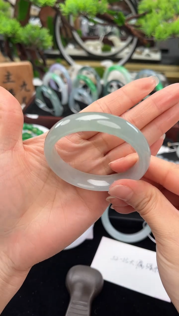 未镶嵌手镯翡翠不****的手镯