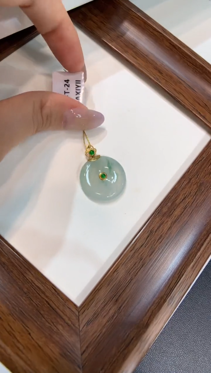 颈饰18K金镶嵌翡翠平安扣