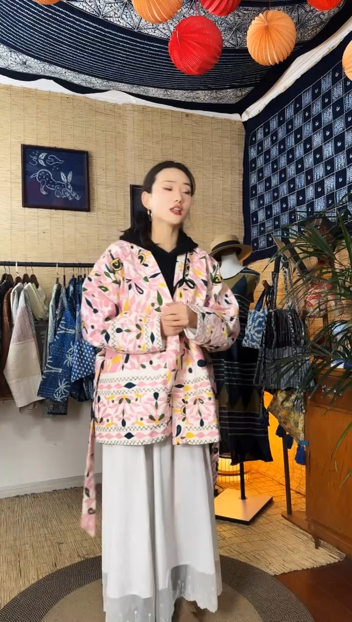 【闪购商品】设计师款白底粉刺绣腰带外套