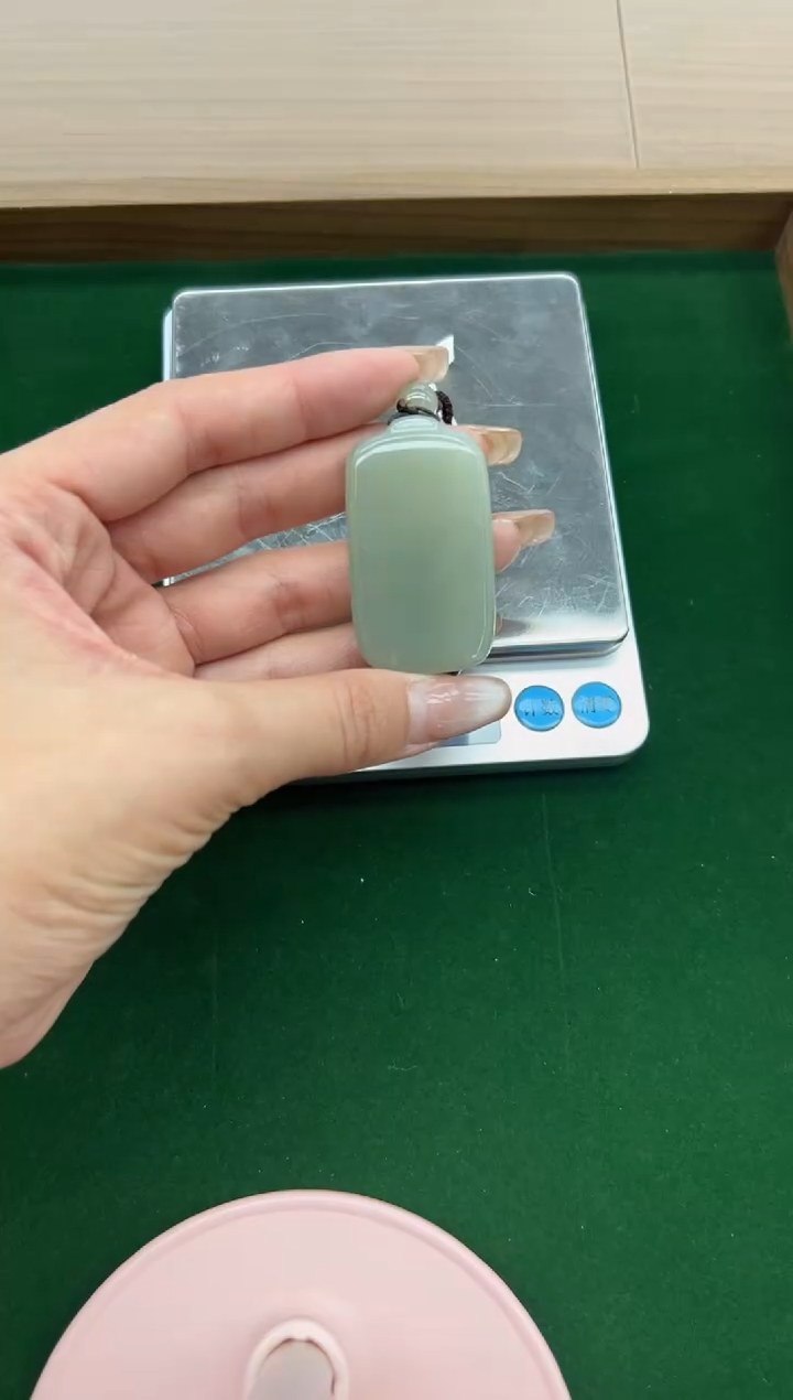 吊坠(赠链)未镶嵌和田玉且末微色差近矿吊坠