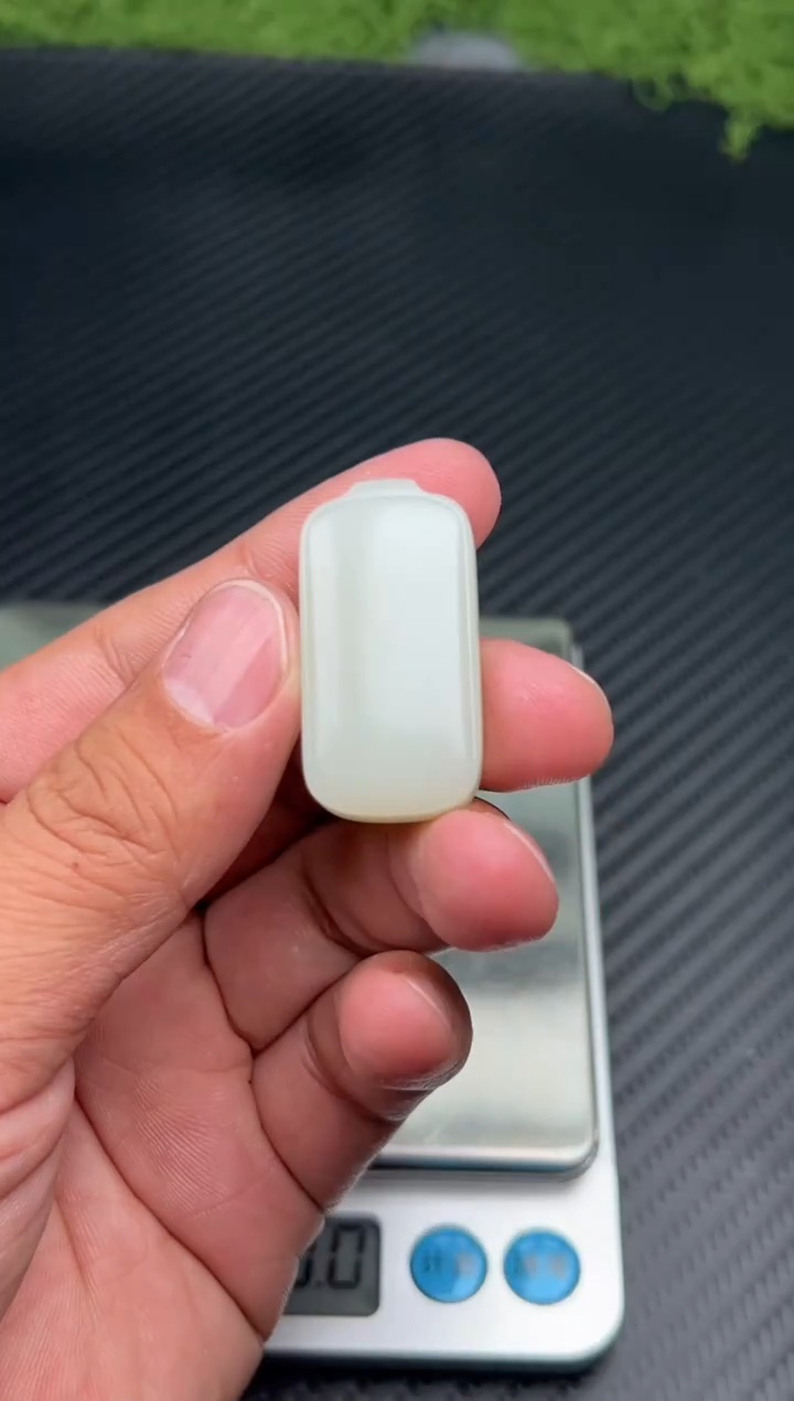 吊坠(赠链)未镶嵌和田玉且末微色差迪克兰一细吊坠