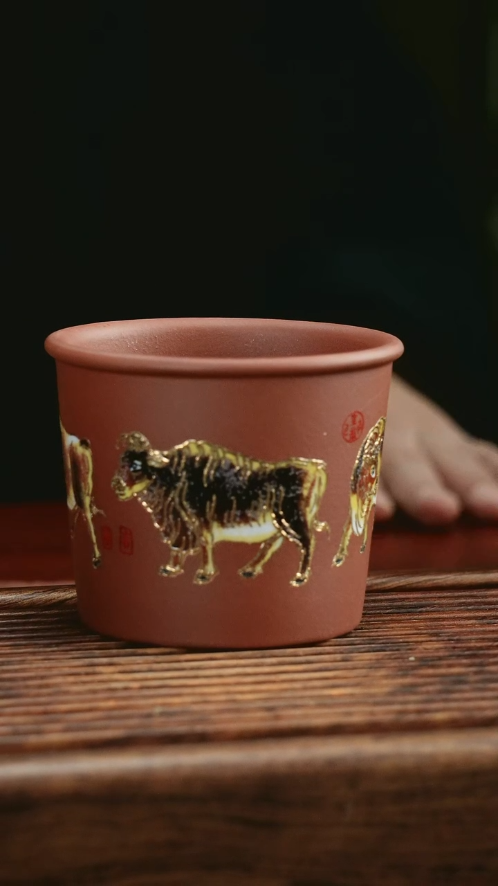 【闪购商品】紫砂茶杯五牛图描金