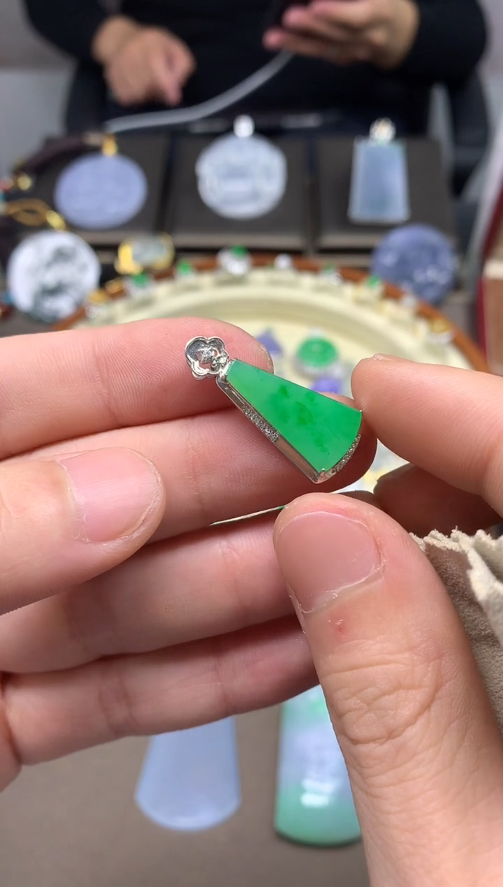 【闪购商品】翡翠吊坠(不含链)18K金镶嵌挂件