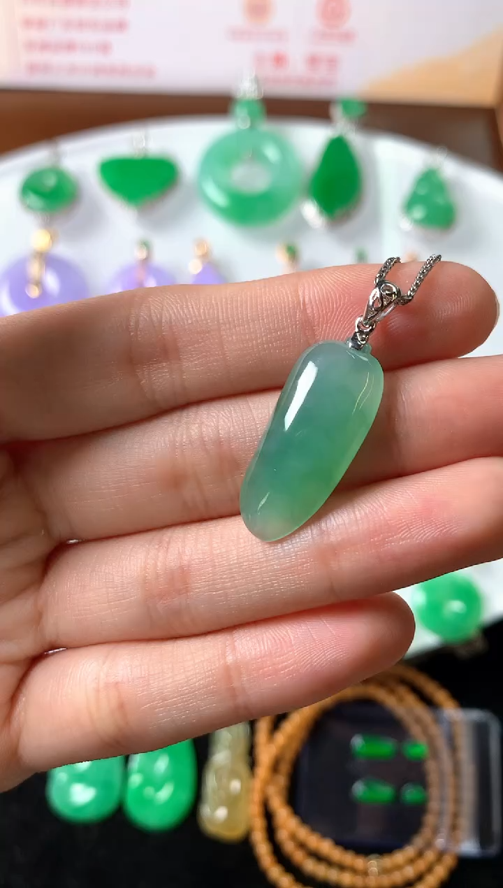吊坠(赠链)18K金镶嵌翡翠吊坠