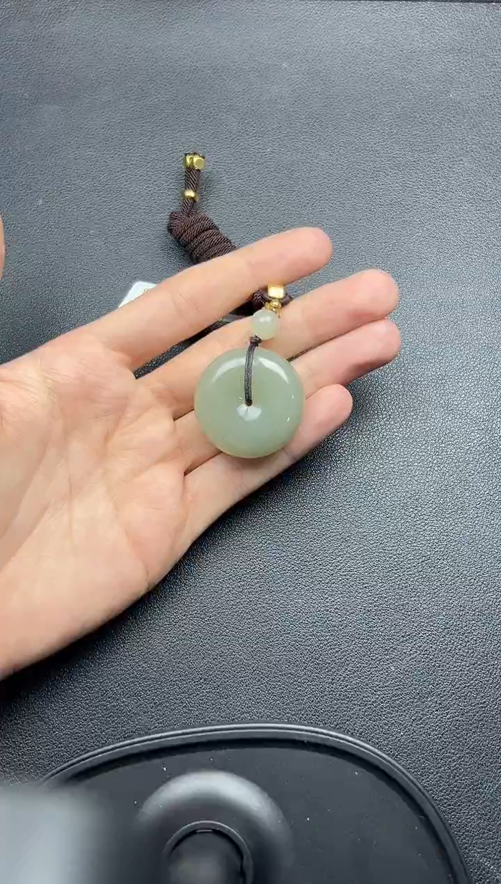 吊坠(赠链)未镶嵌和田玉且末微色差近平安扣