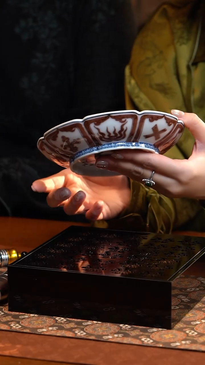 【闪购商品】S畅怀堂青花釉里红松竹梅八方壶承