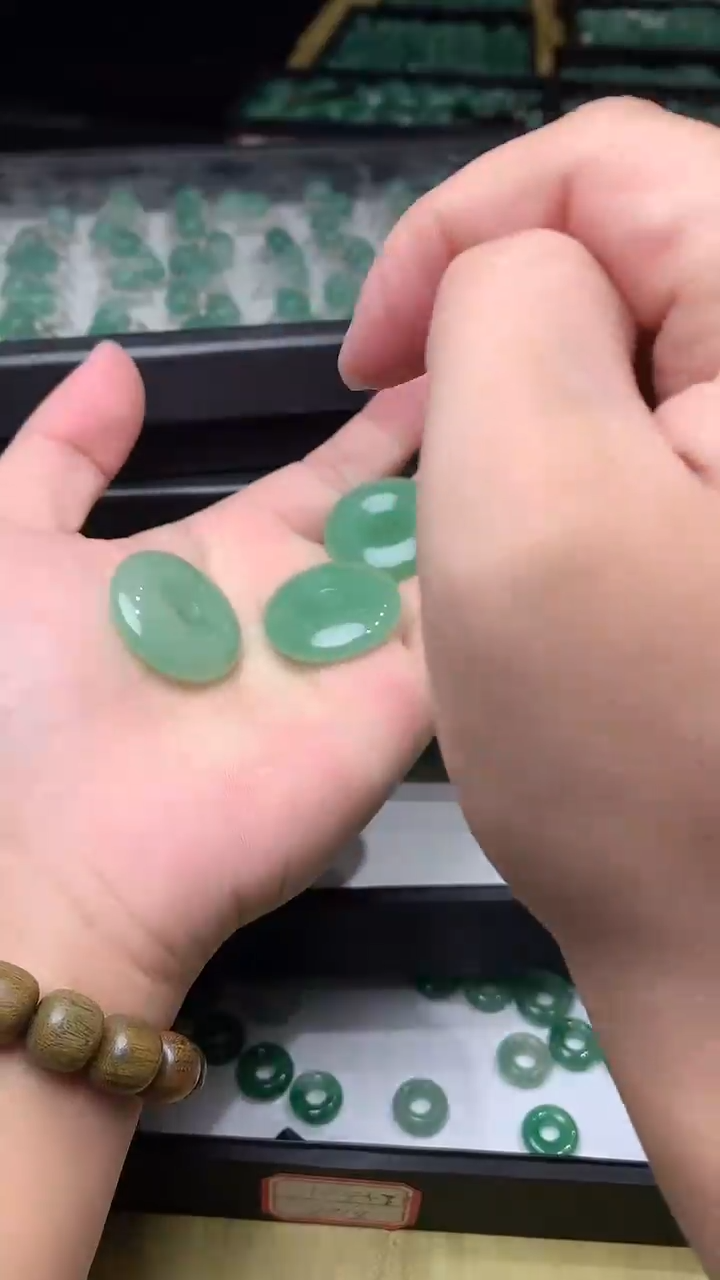 【闪购商品】石英质玉颈饰未镶嵌平安扣发其一