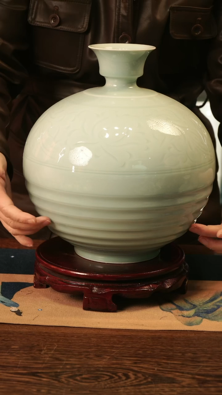 【闪购商品】纯手工 粉青 牡丹旋纹瓶B