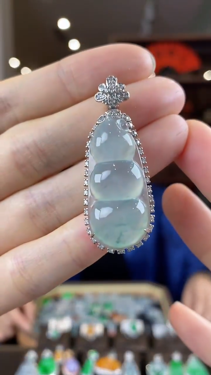 【闪购商品】翡翠吊坠(不含链)18K金镶嵌翡翠包镶福豆