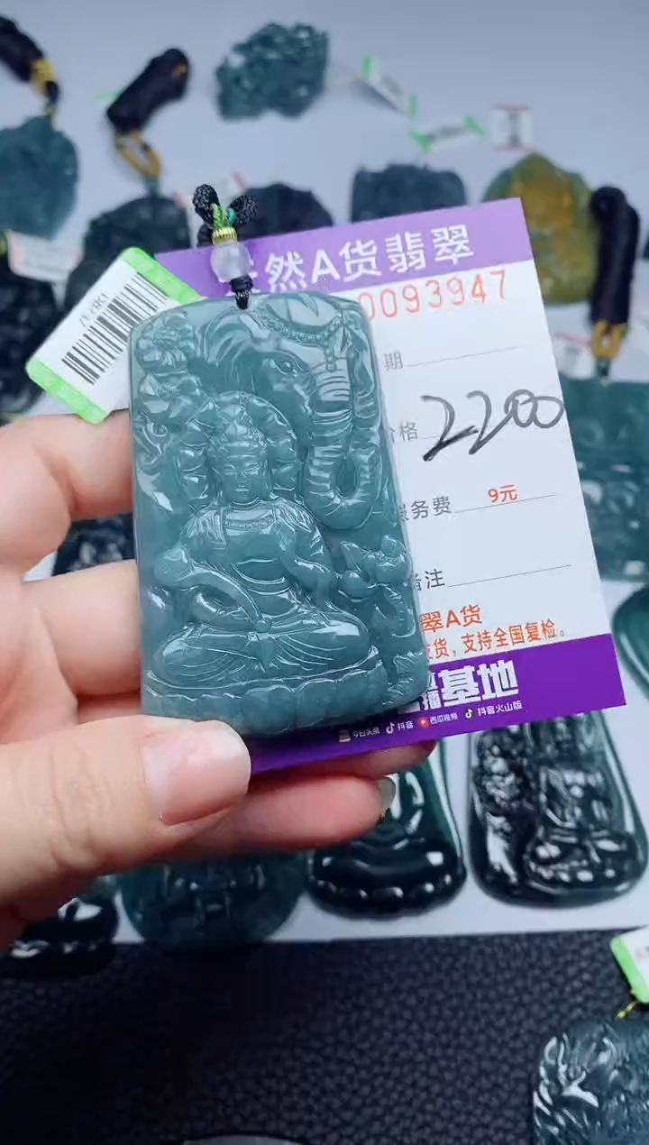 翡翠未镶嵌颈饰        