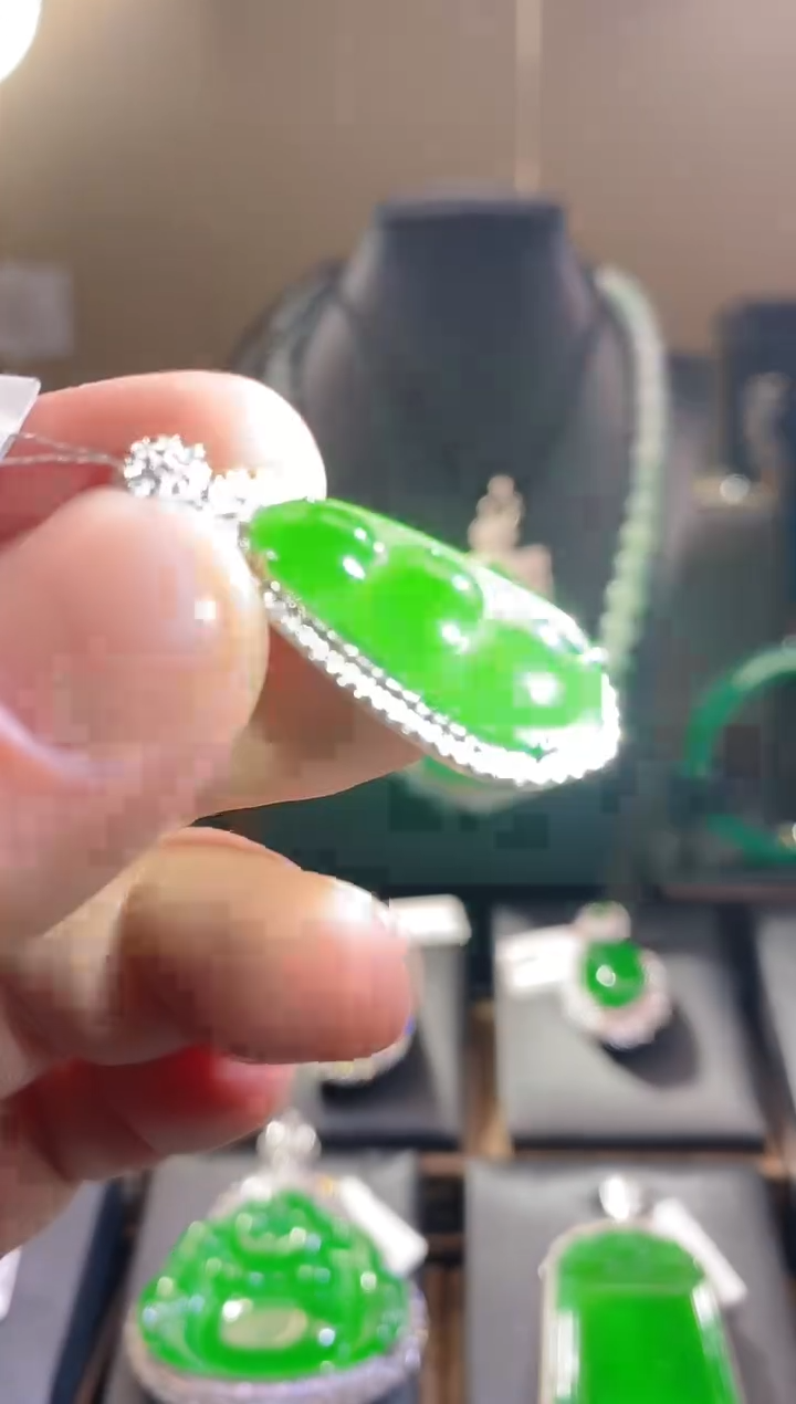 【闪购商品】翡翠颈饰18K金镶嵌翡翠吊坠