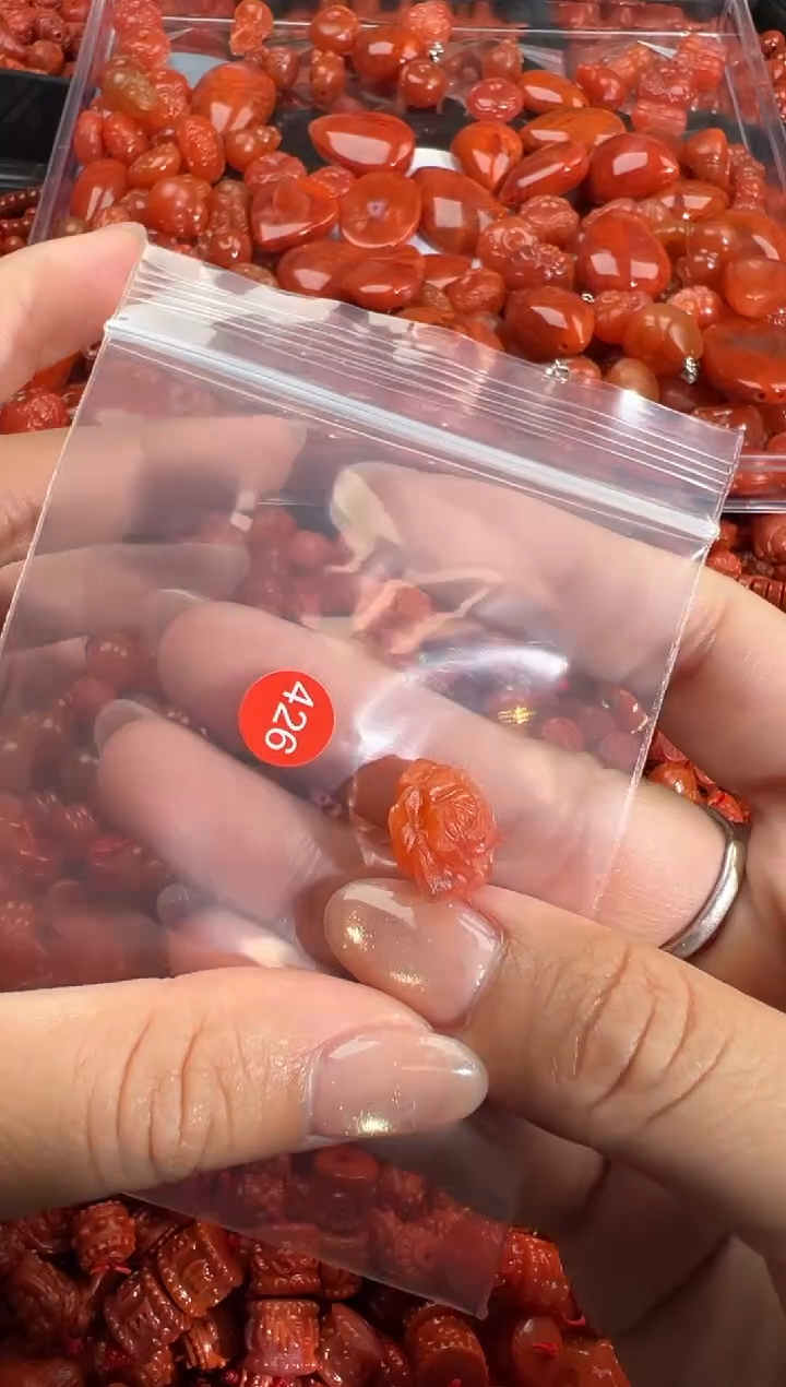 南红玛瑙未镶嵌颈饰1