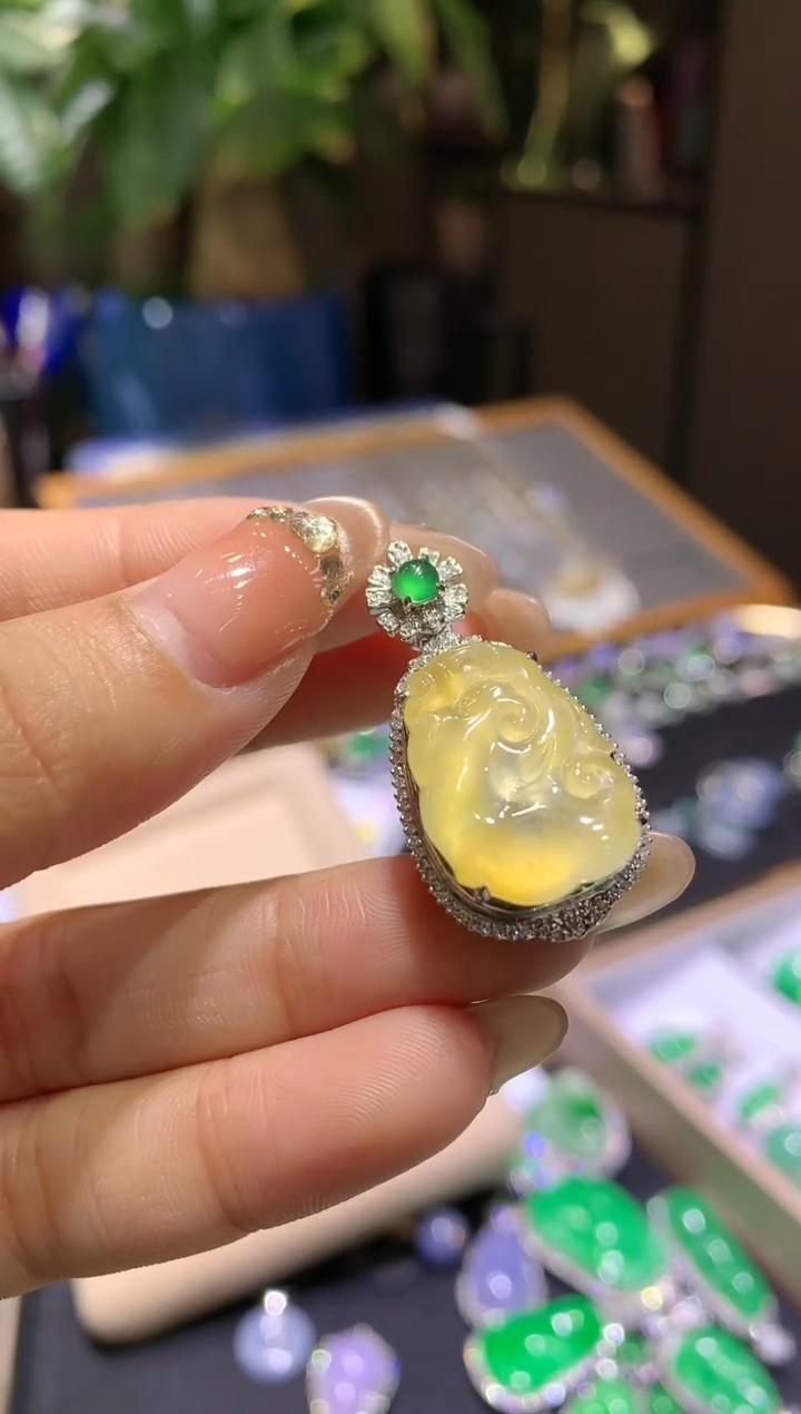 【闪购商品】翡翠吊坠(不含链)18K金镶嵌如意