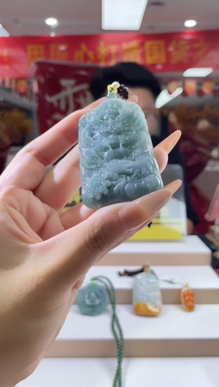 翡翠未镶嵌颈饰多样性发其一