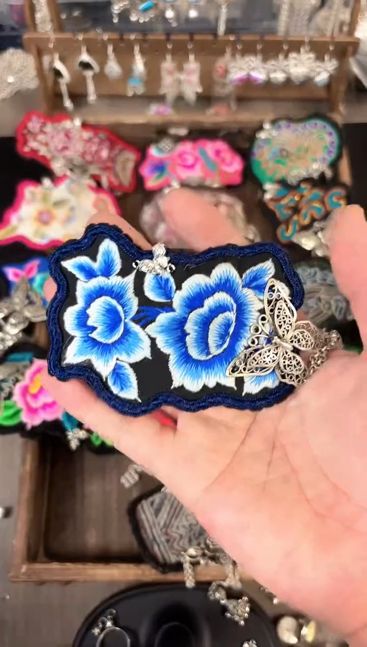 彩云南阁非遗老绣饰品128