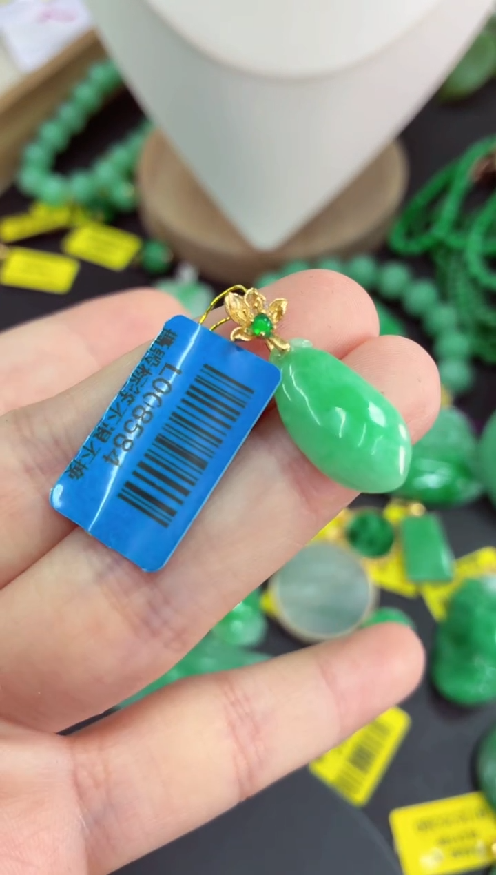 吊坠(不含链)未镶嵌翡翠挂件