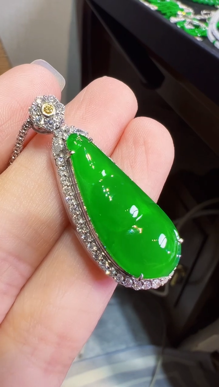 颈饰18K金镶嵌翡翠福豆