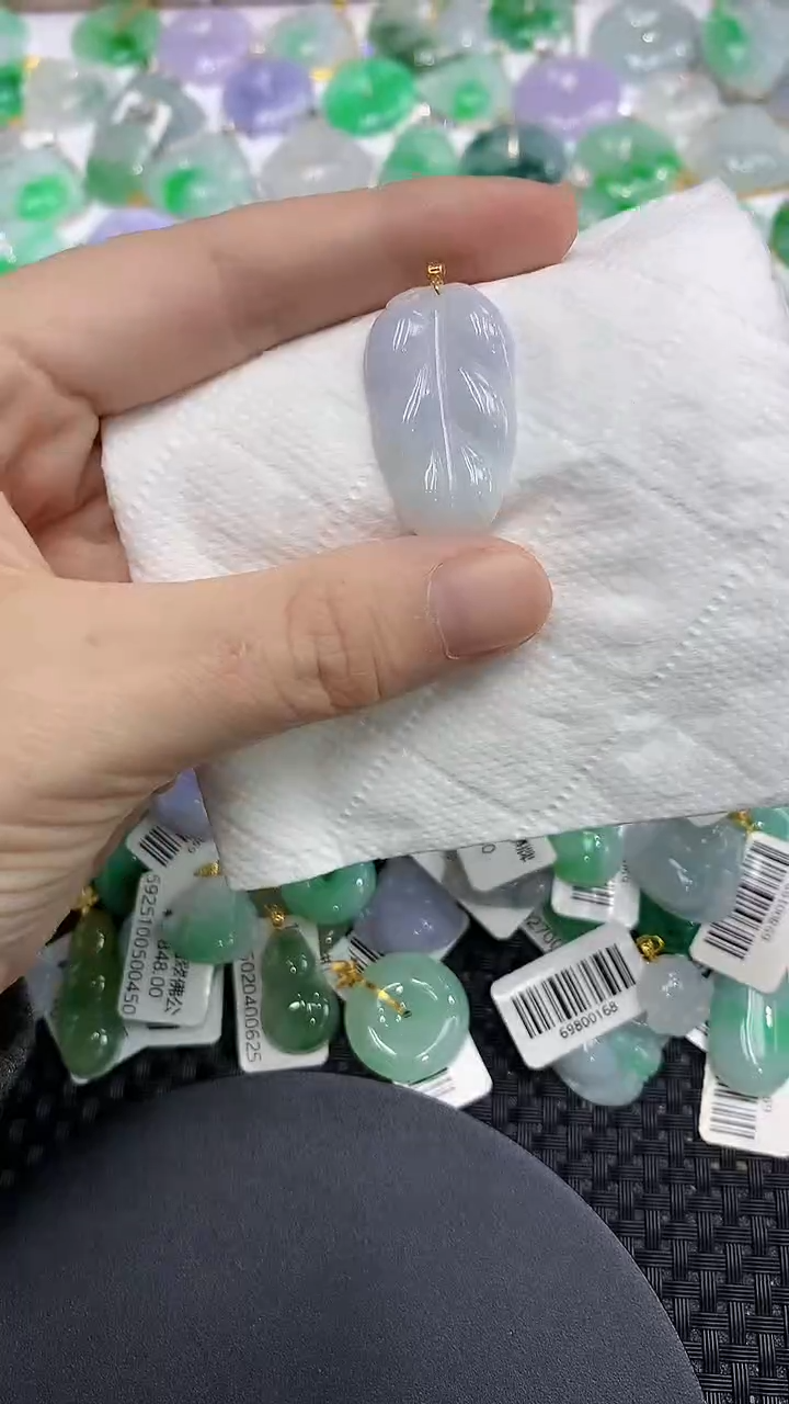 颈饰18K金镶嵌翡翠a货百元以下同包裹多件发出的只收取一单运费