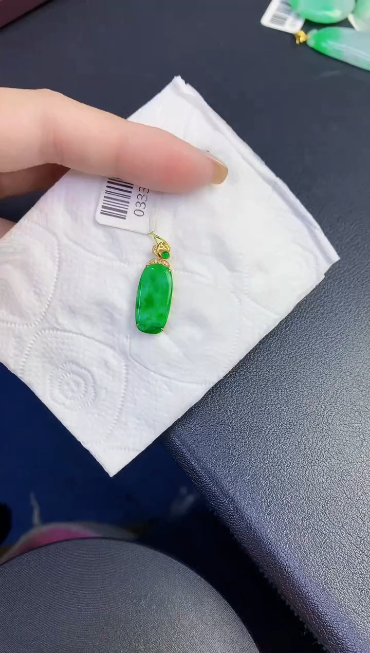 颈饰18K金镶嵌翡翠缅甸天然翡翠A货