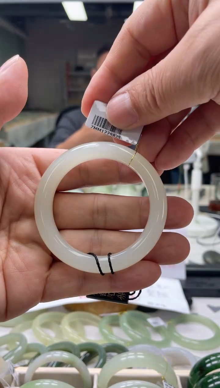 【闪购商品】和田玉手镯未镶嵌51-52圈口9825