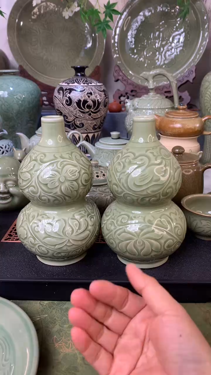 耀州窑青瓷大师刻花缠枝纹葫芦瓶18CM高一只