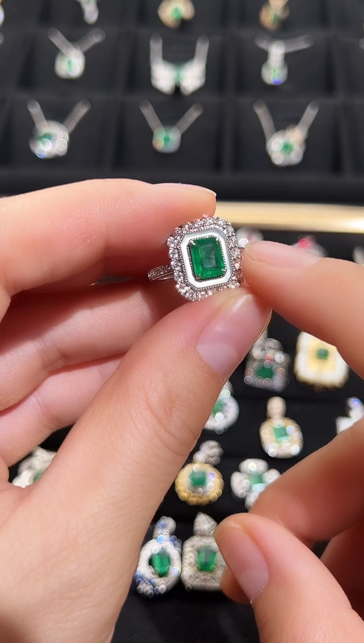 【闪购商品】祖母绿戒指18K金镶嵌祖母绿