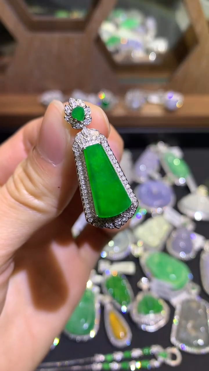 【闪购商品】翡翠吊坠(不含链)18K金镶嵌吊坠