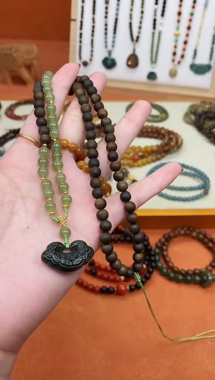 吊坠檀香木未镶嵌莺歌绿如意锁项链