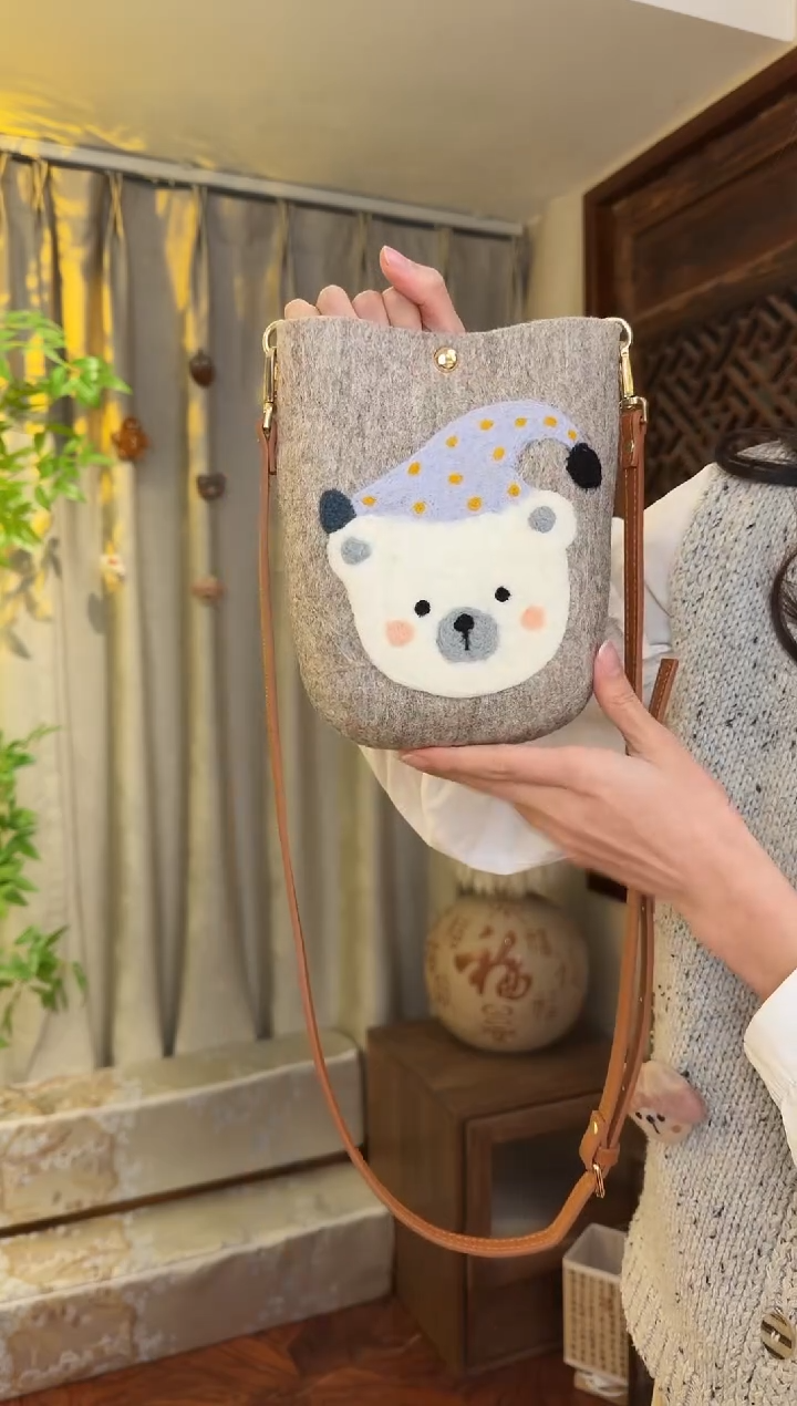 羊毛非遗羊毛毡包 手机包灰小熊