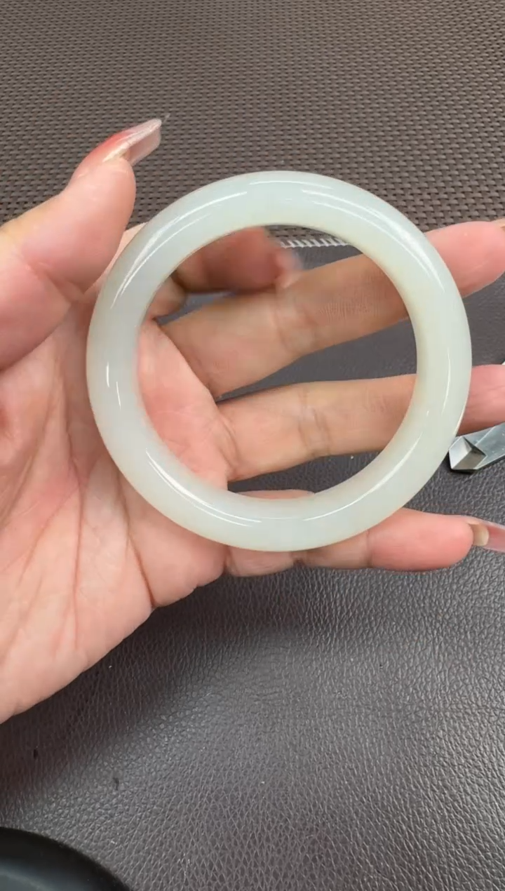 【闪购商品】和田玉手镯未镶嵌52