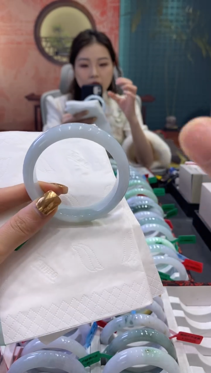 【闪购商品】翡翠手镯未镶嵌多人03905