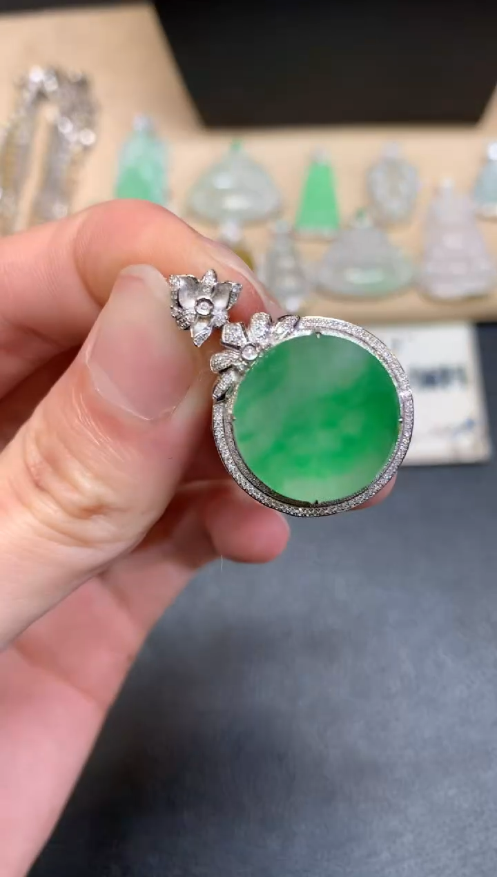 【闪购商品】翡翠颈饰18K金镶嵌无事牌【无服务费】