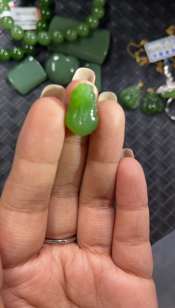 颈饰未镶嵌和田玉（碧玉）貔貅小吊坠