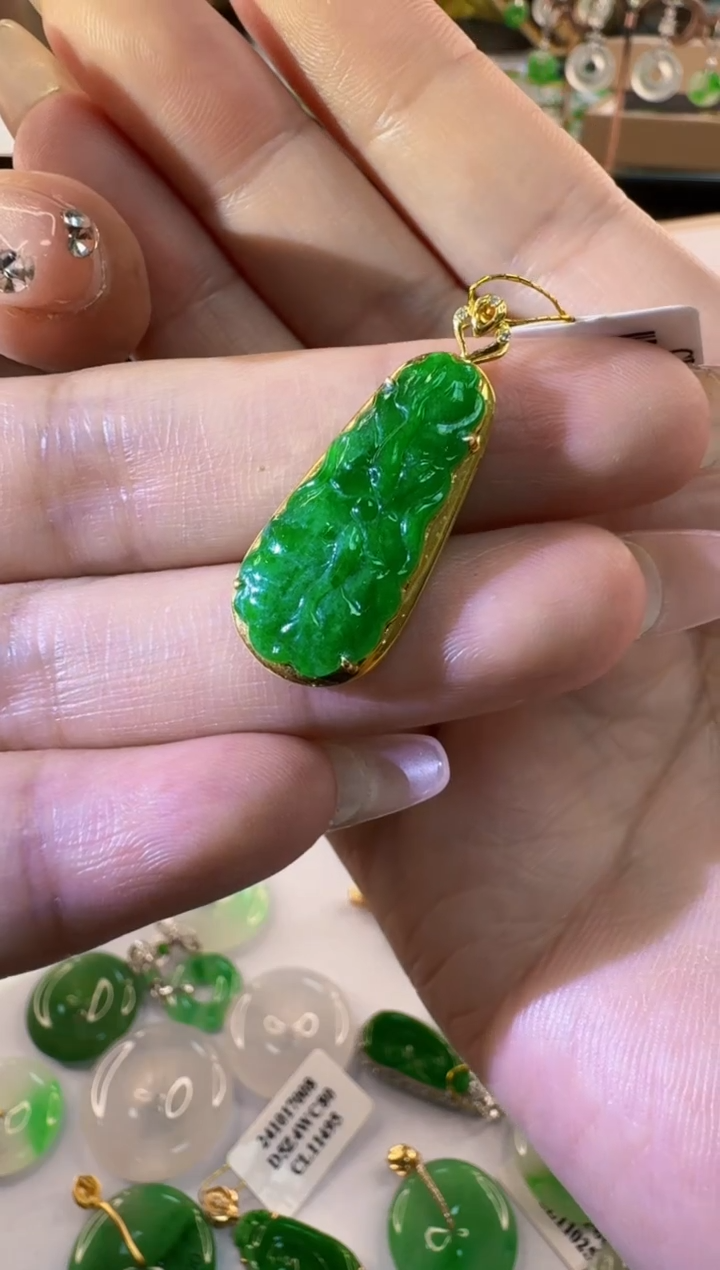 【闪购商品】翡翠颈饰18K金镶嵌缅甸翡翠A货挂件