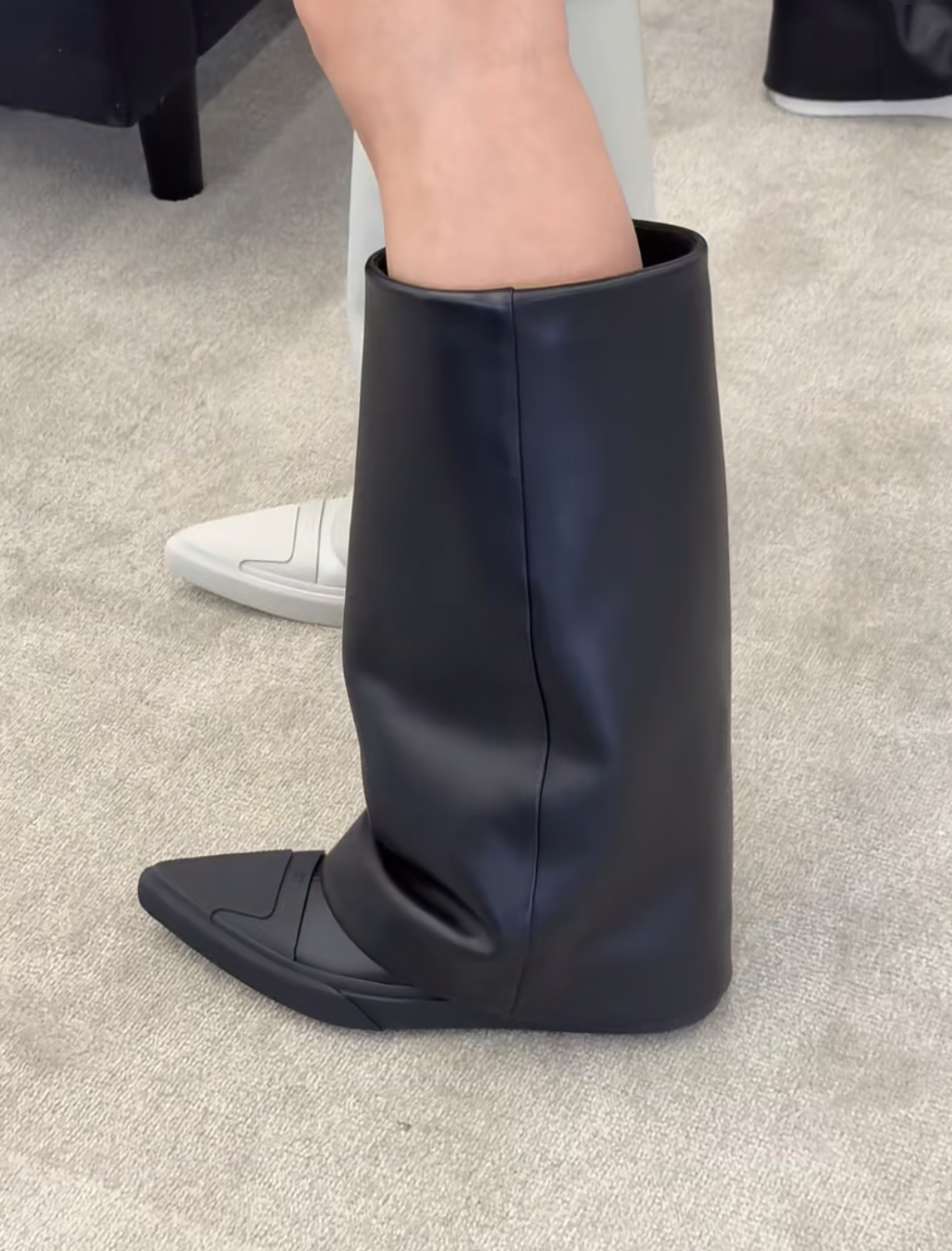 2025新款DY小众设计师款尖头时尚软底内增高黑色女士裤筒靴牛皮