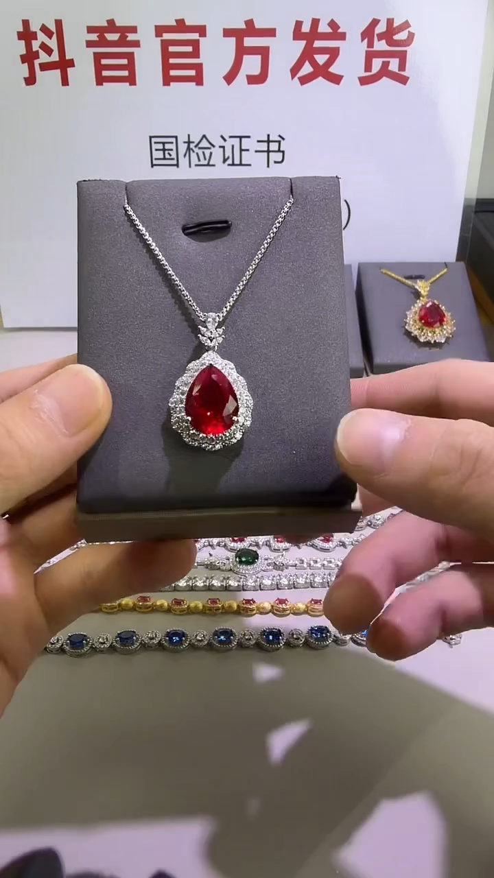 吊坠(赠链)18K金镶嵌红宝石210