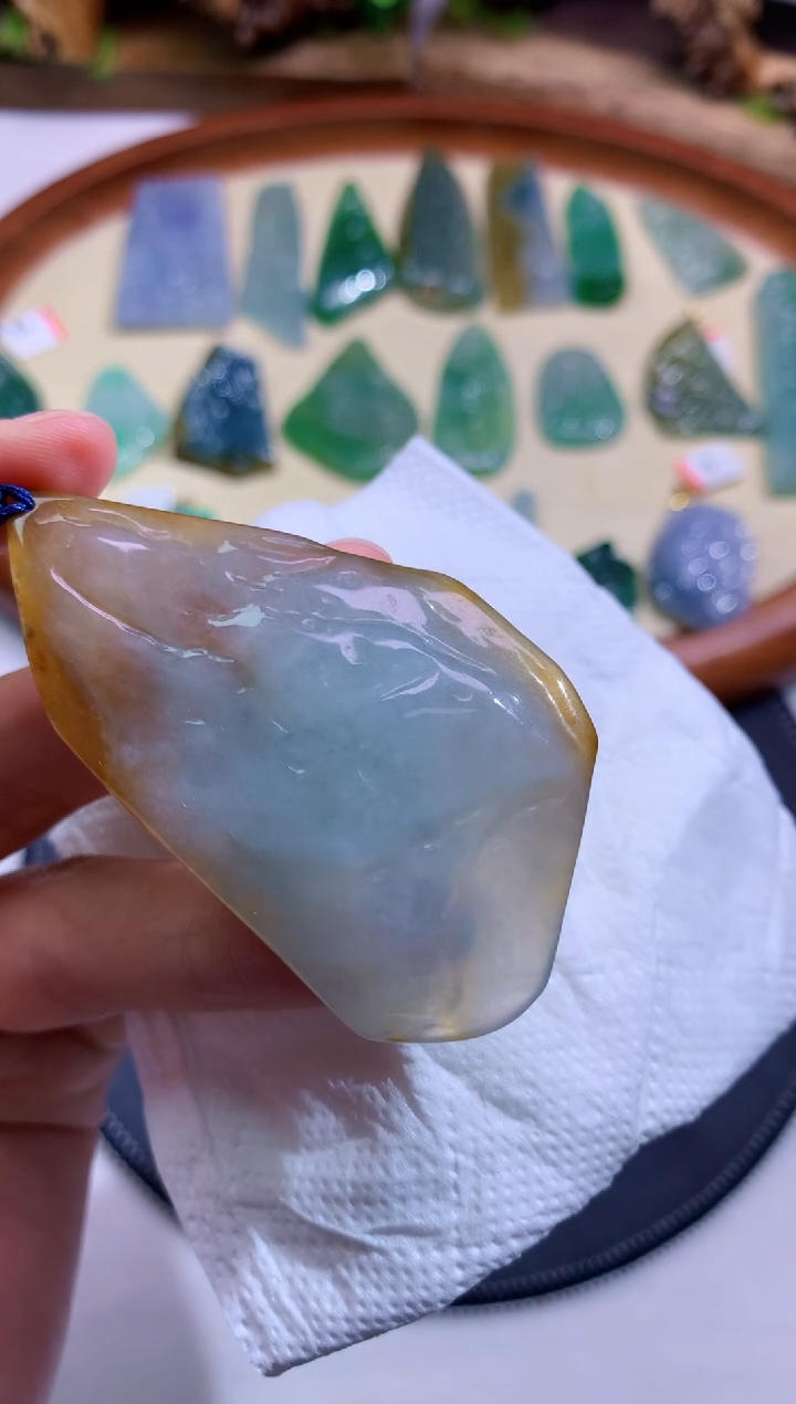 翡翠未镶嵌颈饰               