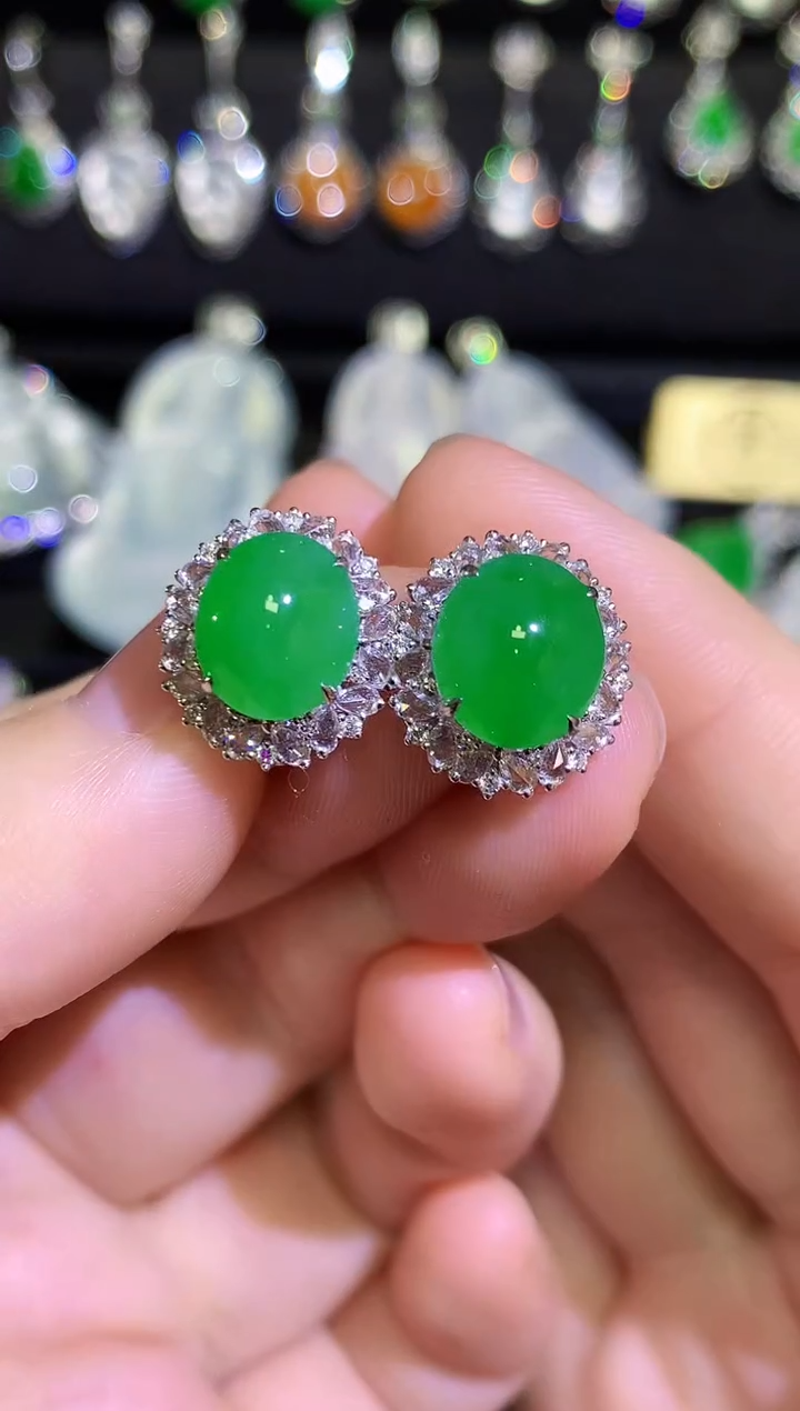 【闪购商品】翡翠耳饰18K金镶嵌高冰满绿蛋面耳钉 
