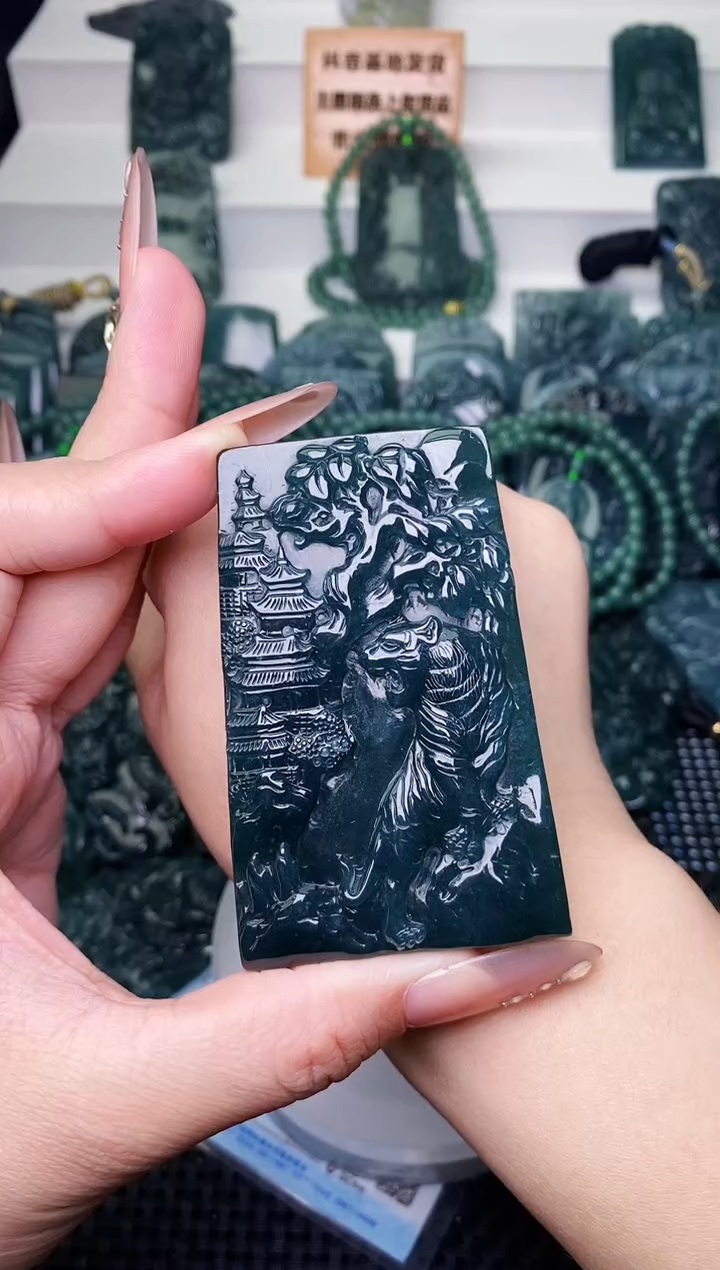 颈饰未镶嵌翡翠 