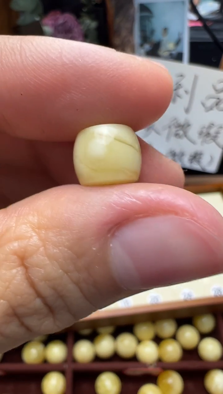 【闪购商品】蜜蜡裸石未镶嵌俄料微瑕9.1mm0.447克