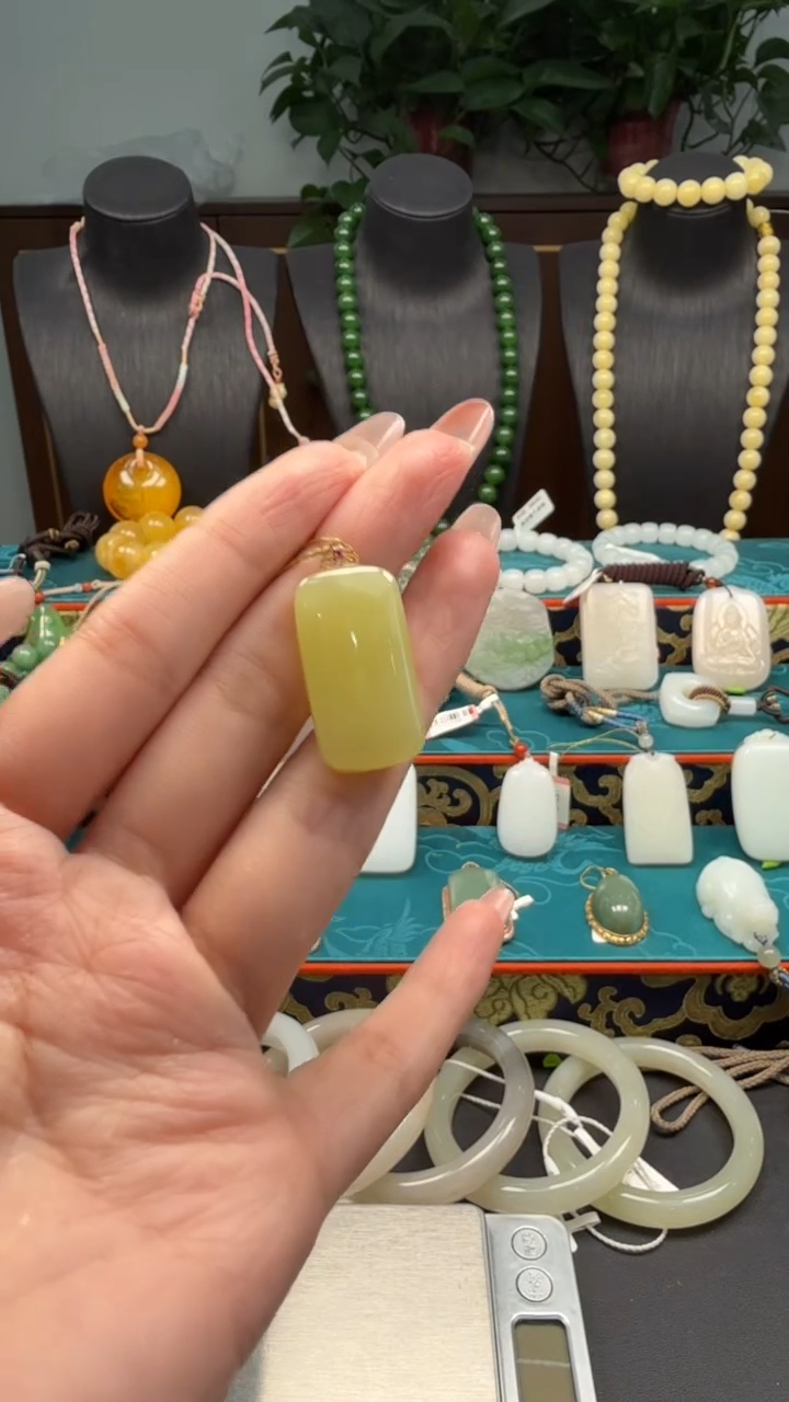 和田玉18K金镶嵌颈饰e018吊坠多样性发其一