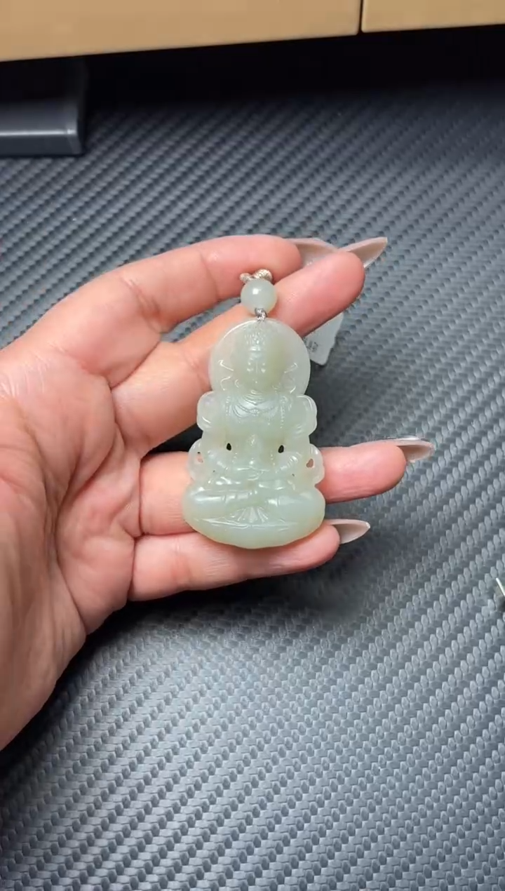 吊坠(赠链)未镶嵌和田玉且末近矿微色差吊坠m